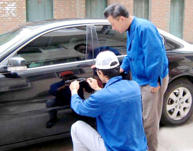 拉孜汽车钥匙丢在车里面怎么办?